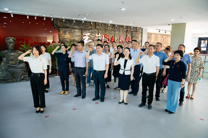 w66利来集团纪委组织赴王荷波纪念馆开展党风廉政教育2_副本.jpg